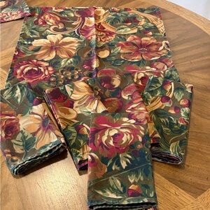 NWOT Lauren Ralph Lauren tablecloth and Napkin Set